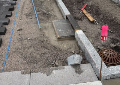 Arbetsplats med kantstensram och installerat regnbäddsinlopp.